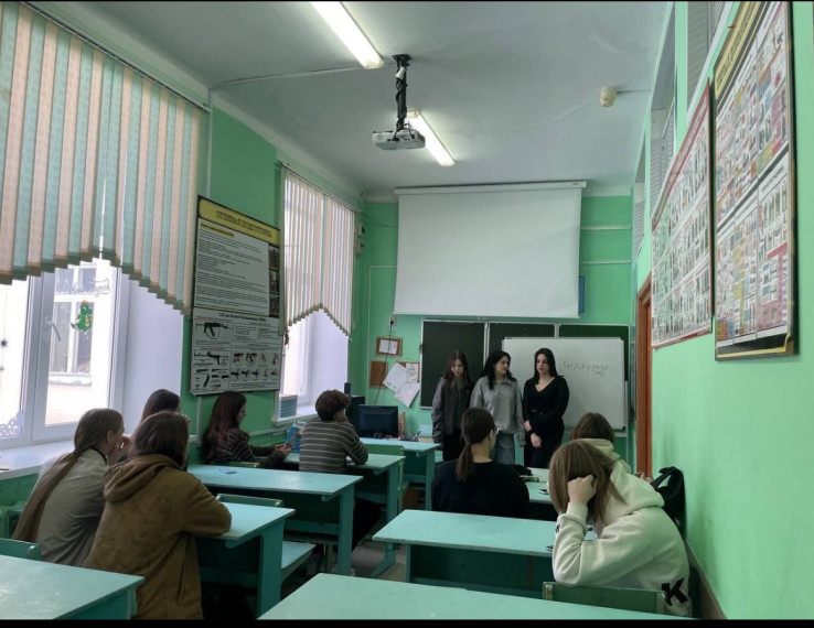 Выпускники-студенты посетили родную школу.